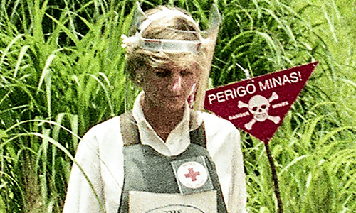 “Prinses Diana werd aangeraden een pruik te dragen om seksloos huwelijk met Charles weer te doen opleven”