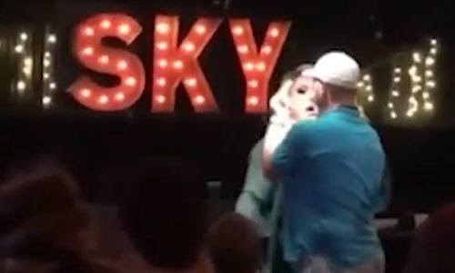 Ongemanierde man wordt van podium geflikkerd tijdens optreden (video)