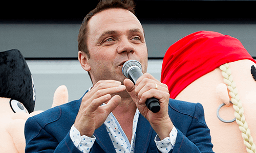 Vlaamse charmezanger Steve Tielens: “Mijn vrouw werd ooit gebeld omdat ik naakt een hotel binnenstapte”