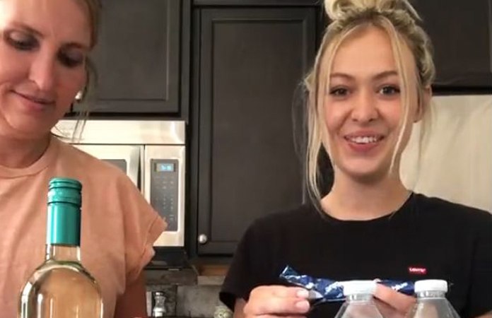 Moeder en dochter doen voor de grap zwangerschapstest, maar dan slaat de sfeer om… (video)