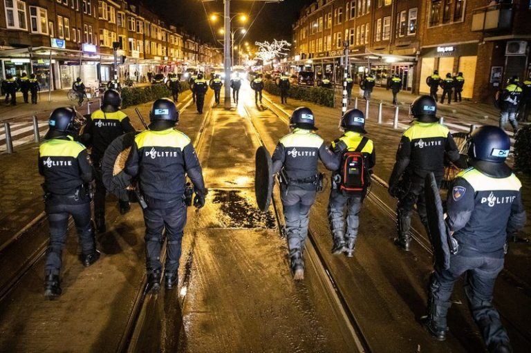 Nederlandse rechtbank oordeelt dat avondklok per direct moet worden opgeheven, staat vraagt uitstel