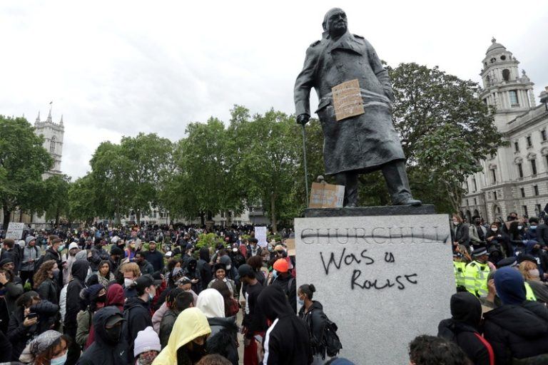 Britse regering trekt ten strijde tegen ’cancel culture’ op universiteiten