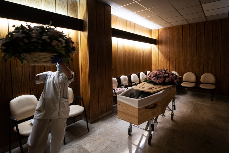 Dode man ligt maanden in appartement omdat gemeente hem vergeten was