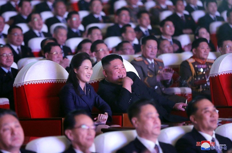 Voor het eerst in een jaar verschijnt vrouw Kim Jong-un weer in het openbaar (foto’s)