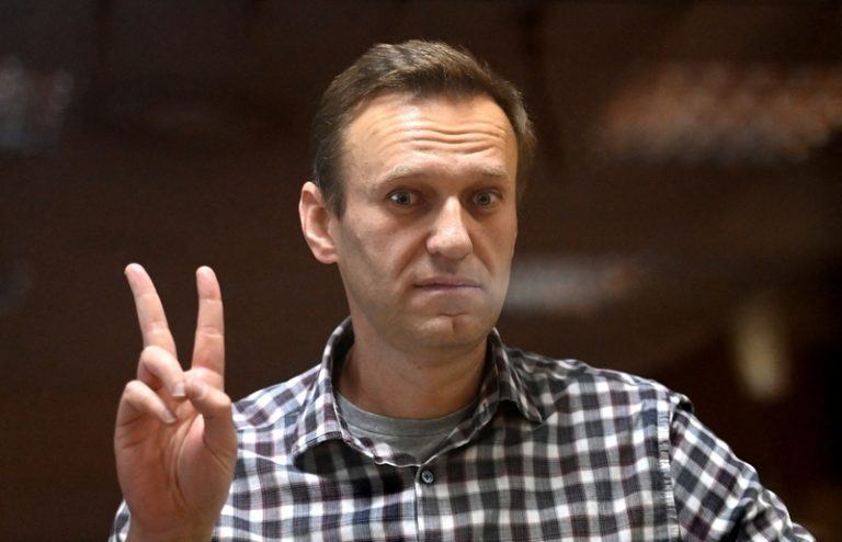 Navalny vliegt naar strafkolonie ten oosten van Moskou