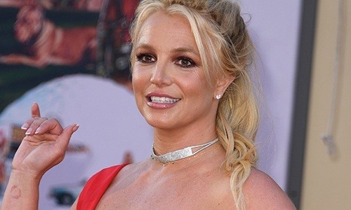 Britney Spears daagt fans uit met deze pikante outfit: “Haal ik ‘m nog eens uit de kast?” (foto)