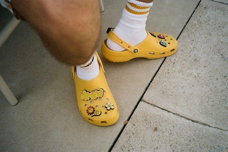 Deze foeilelijke schoenen vliegen dankzij corona de deur uit