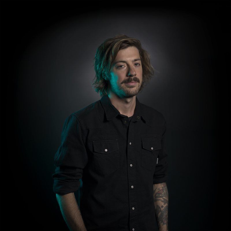 Davey Van Rode tovert met hout: “De tijd van witte muren en multiplex meubels is voorbij”