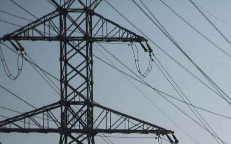 Oeps. Man doet sit-ups op elektriciteitspaal, veroorzaakt grote stroomstoring