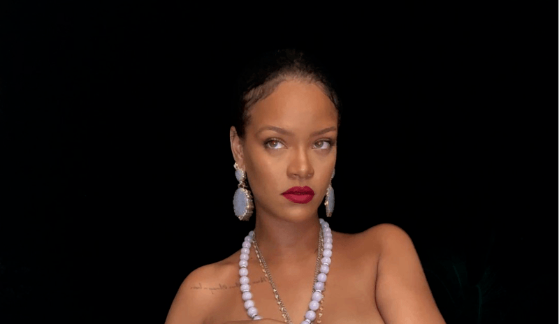 Rihanna poseert halfnaakt op Instagram, maar het zijn haar juwelen die de aandacht trekken: “Respectloos”