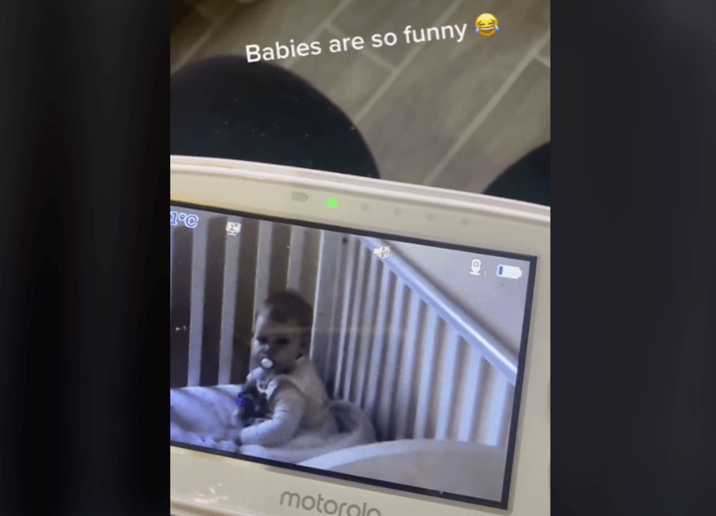 SCHATTIG! Rebelse peuter denkt moeder te slim af te zijn door te doen alsof ze slaapt na berisping (video)