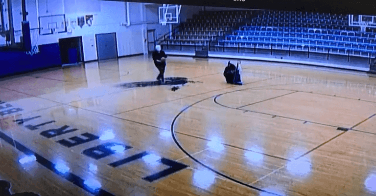 Conciërge gaat viraal met ongelooflijke basketbalworp: “Wat een baas” (video)