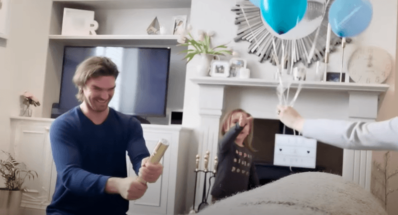 DING DONG: vader demonstreert waarom je een confettikanon nooit ondersteboven mag houden (video)