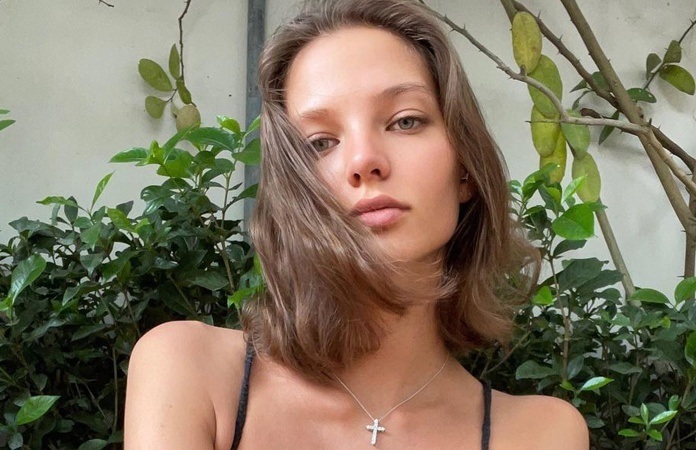 Model onder vuur omdat ze naakt poseert op olifant: “Ben je niet beschaamd?” (foto)