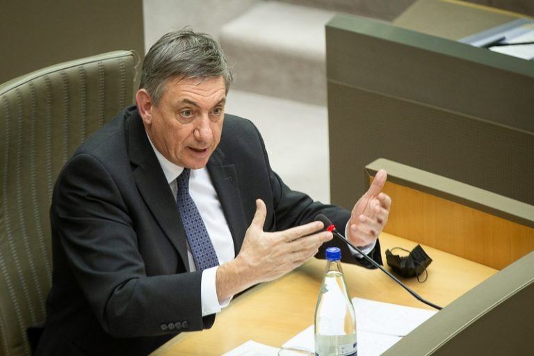 Jan Jambon: “Beperkte versoepelingen, met eten en drinken voor jongeren”