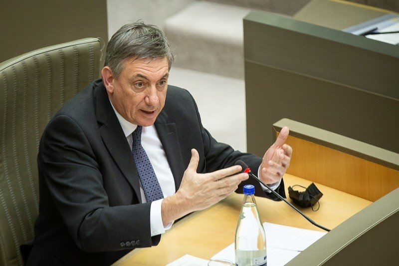 Jan Jambon: “Beperkte versoepelingen, met eten en drinken voor jongeren”