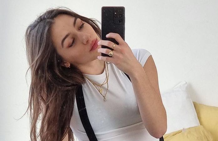 Flo Windey maakte iets vreemds mee met fan: “Plots stond hij bij mij in het wc-hokje” (video)