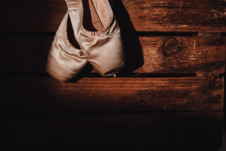 BIZAR. Daarom is deze ballerina dolgelukkig wanneer ze haar nieuwe balletschoenen krijgt (video)