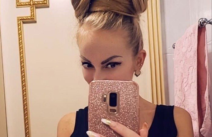 Model heeft zo’n lang haar dat ze geen kleren nodig heeft om haar lichaam te bedekken (foto)