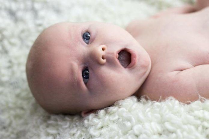 BIZAR. Moeder tovert melk uit bijzonder lichaamsdeel (video)