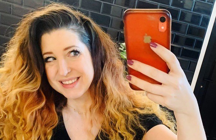 Kaat Bollen excuseert zich op HILARISCHE wijze voor ‘te sexy’ foto’s