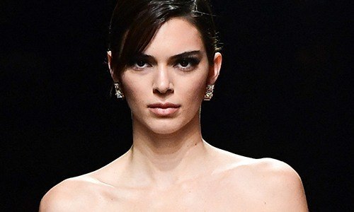 Mama maakt hilarische parodie op pikante selfie van Kendall Jenner: “Jij ziet er tenminste écht uit!” (foto)