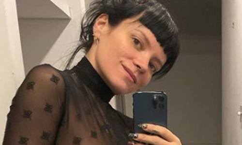 Lily Allen daagt Instagrams ’tepelbeleid’ uit met doorzichtige outfit: “Rapporteer me!” (foto’s)