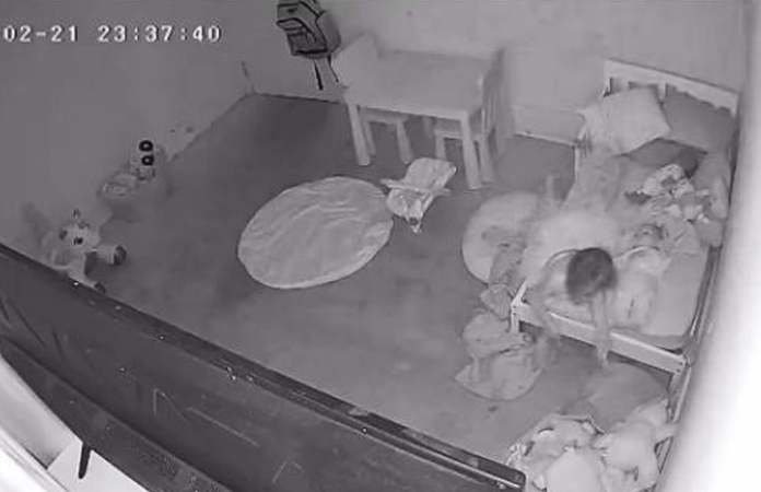 Akelige beelden tonen hoe meisje “onder bed getrokken wordt door geest” (video)