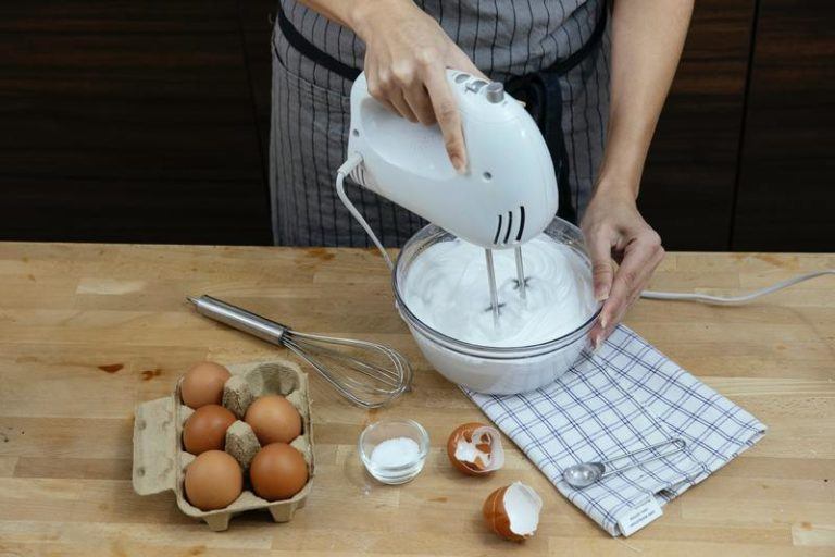 LIFEHACK. Zo scheid je makkelijk eieren met behulp van… een teentje look (video)