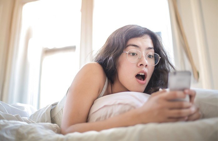 Om DEZE reden check je je smartphone maar beter niet meteen als je wakker wordt