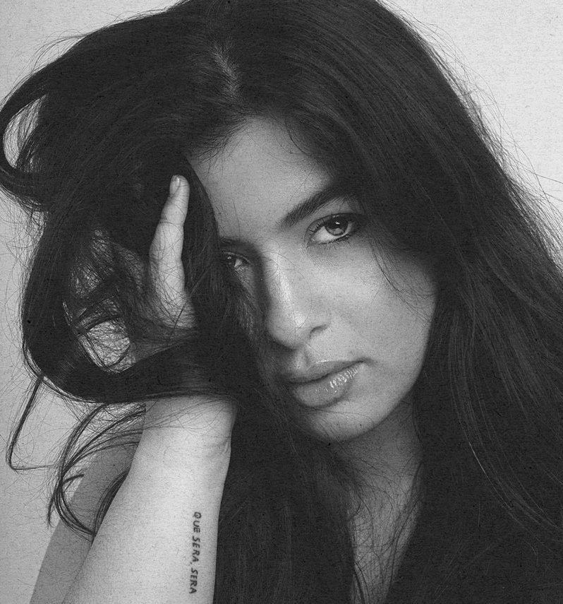 Raia Maria-Laura shoot de sterren van de hemel: “Waarom is er een verschil tussen modellen en plussizemodels?”