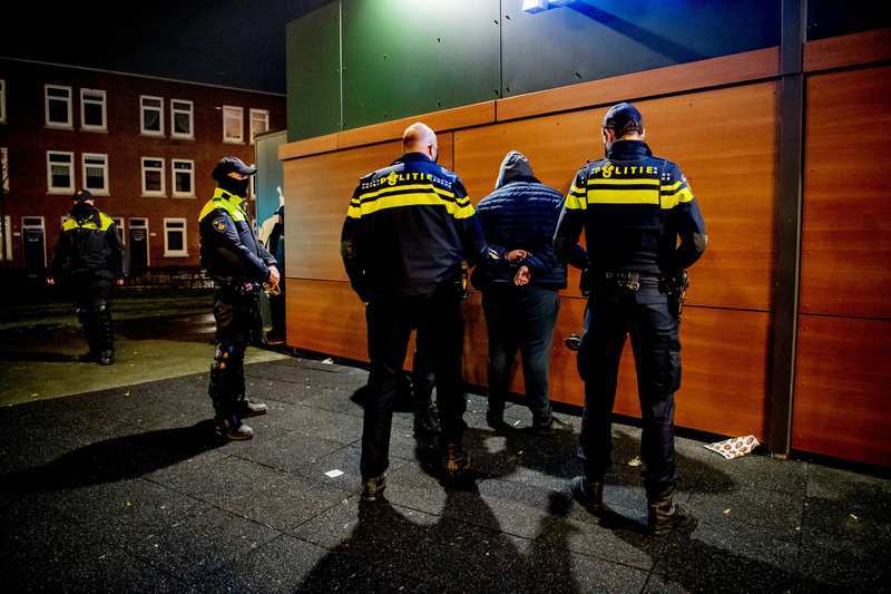 Aangehouden man verstopt duizenden euro’s op wel heel originele plaats