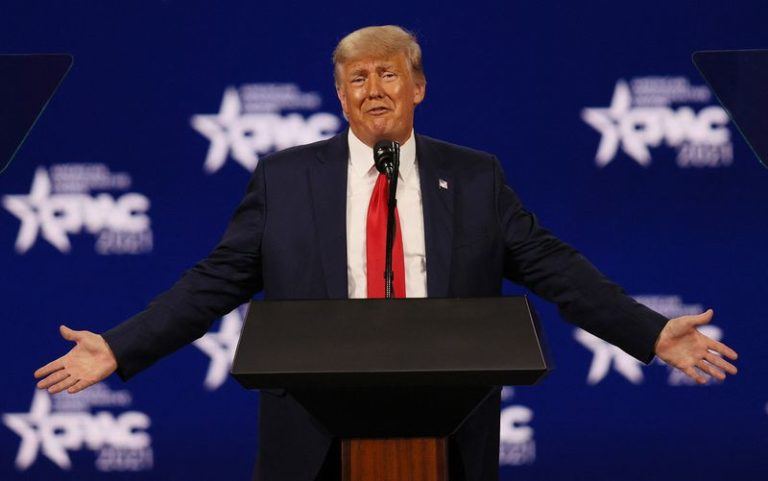 Trump hint naar nieuwe gooi naar presidentschap: “Zal Biden opnieuw verslaan”