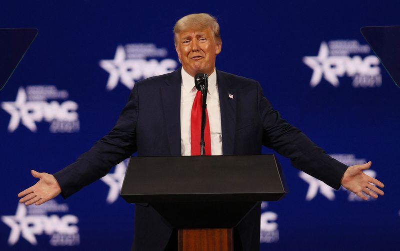 Trump hint naar nieuwe gooi naar presidentschap: “Zal Biden opnieuw verslaan”