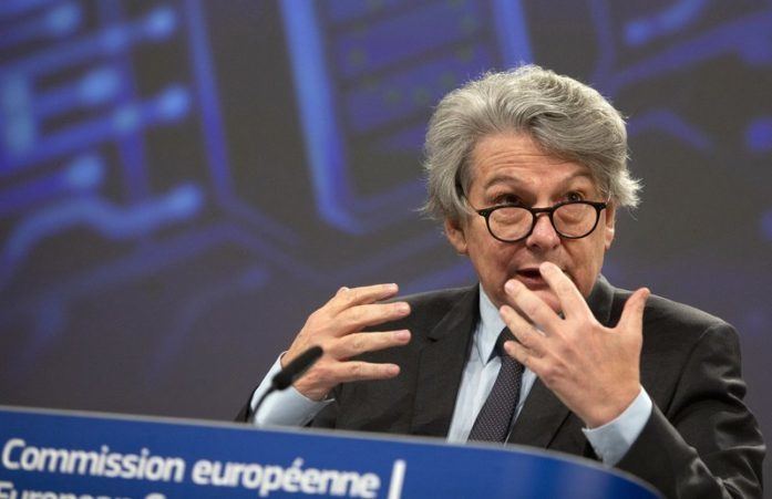 Europese Commissie hoopt vaccinatiepaspoort voor zomervakantie rond te hebben