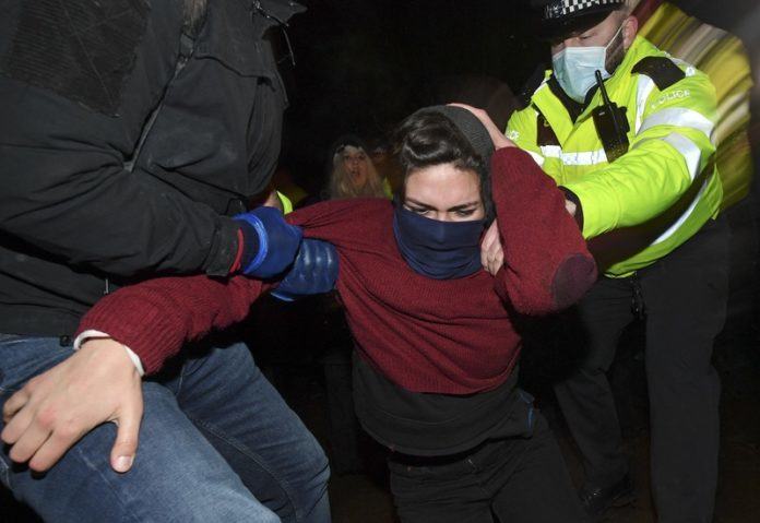 Londense politie verdedigt aanpak tijdens wake voor Sarah Everard (video)