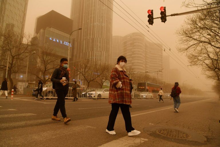 Lucht in Peking kleurt helemaal geel door zwaarste zandstorm in 10 jaar (video’s)
