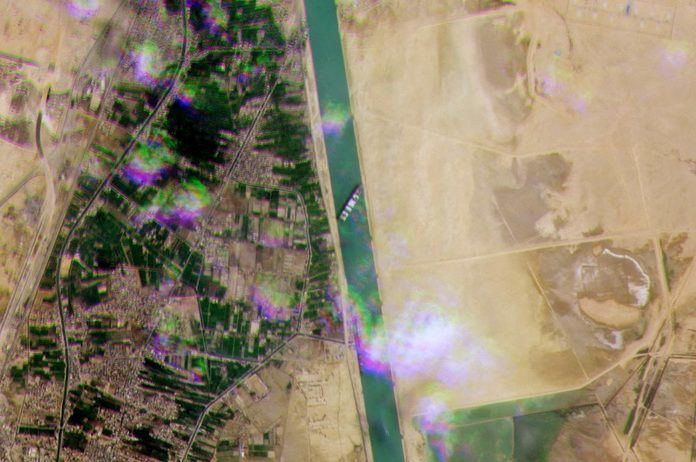 BIZAR. Gigantisch containerschip dat Suezkanaal blokkeert legde ‘fallusroute’ af (foto)