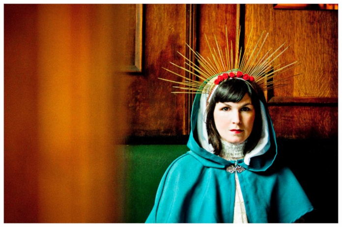 SOUNDCHECK. Mira verzoent Maria-verering met prestatiedruk op haar vijfde worp