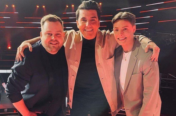 Deelnemer ‘The Voice of Holland’ valt na slecht optreden ook nog eens hard op gezicht (foto)