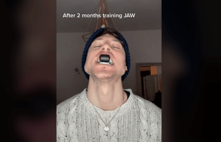 Model toont zijn gigantische kaaklijn na twee maanden training: “Is dit erover?” (video)