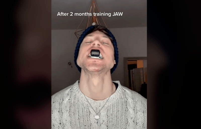 Model toont zijn gigantische kaaklijn na twee maanden training: “Is dit erover?” (video)