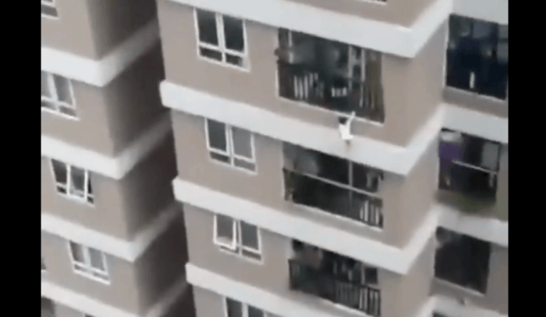 WOW. Heldhaftige pakjesbezorger vangt kleuter die 50 meter naar beneden stort (video)