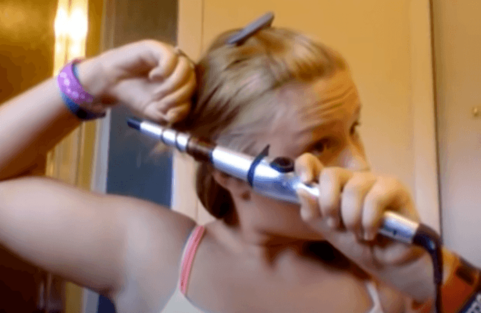 Het meisje dat haar haar eraf brandde met een krultang is terug. Herken jij haar nog?