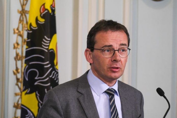 “Elke Vlaming van 18 jaar en ouder minstens één prik in de arm tegen 11 juli”