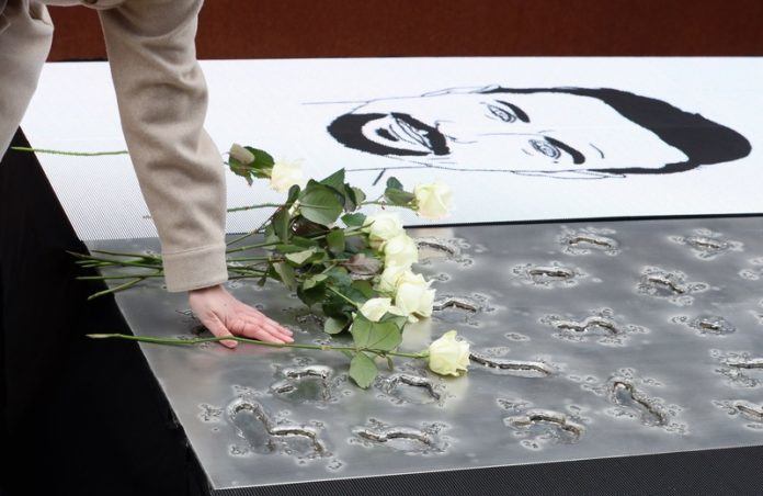 Emotionele herdenkingsplechtigheid aan monument voor terreurslachtoffers