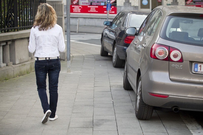 Buurtbewoner zet Gentse foutparkeerder genadeloos op z’n plaats met DUIDELIJKE boodschap (foto)