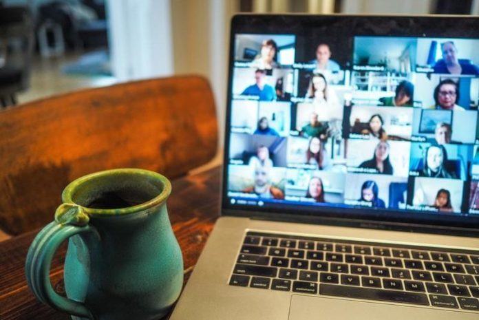 Het coronapak: dé outfit die je nodig hebt voor al je online meetings