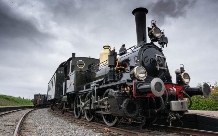 BIZAR. Minderjarigen proberen thuis te raken per… locomotief