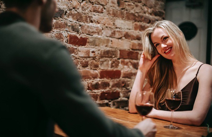 Man eist geld terug nadat date met vrouw op niets uitdraait: “Zielig en belachelijk!”